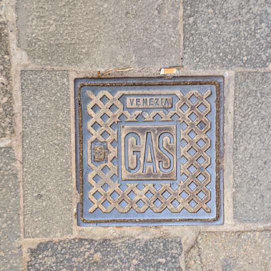 Venezia Gas Manhole Cover